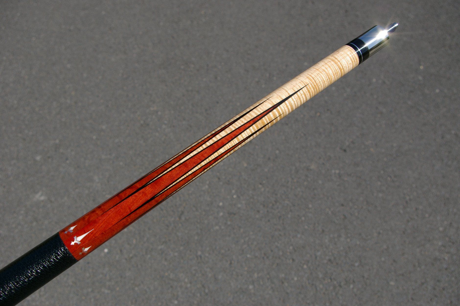 Rotes Vollmer Cue mit markanten Details