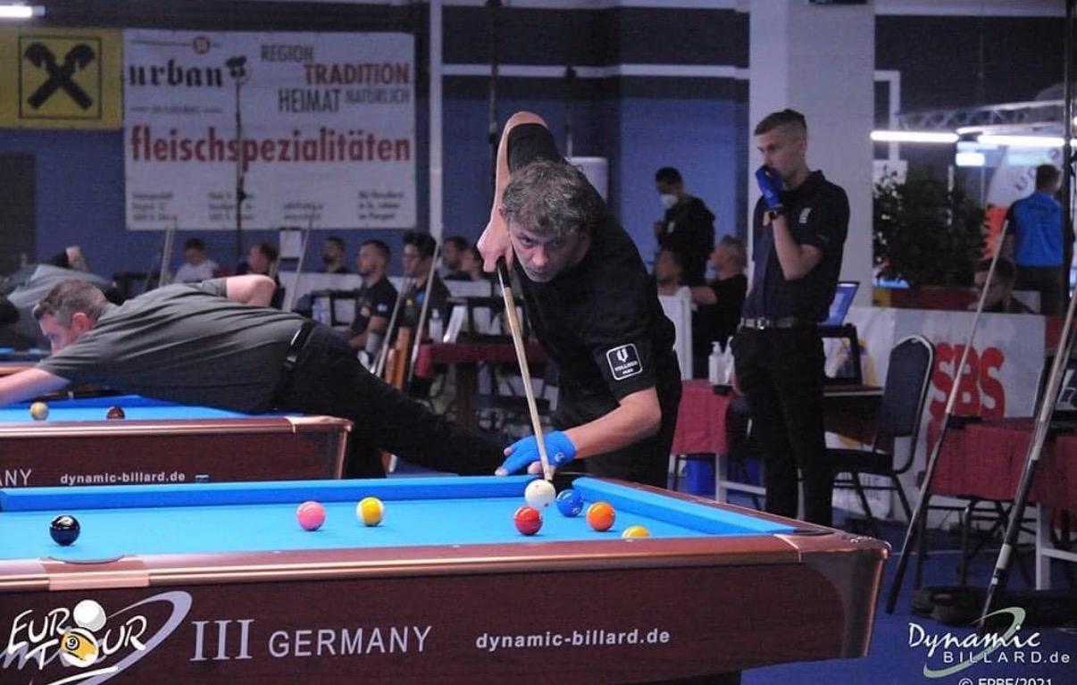Michael Vollmer beim Billard spielen